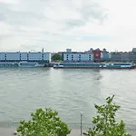 Hotel Moxy 4*