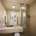 Moxy 4*