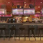 Moxy 4*
