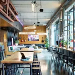 Moxy 4*