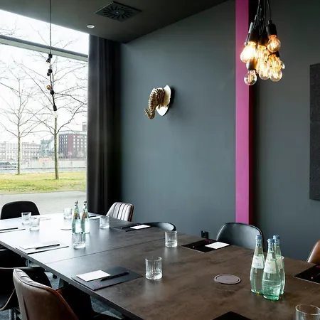Moxy 4*