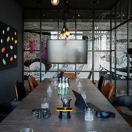 Moxy 4*