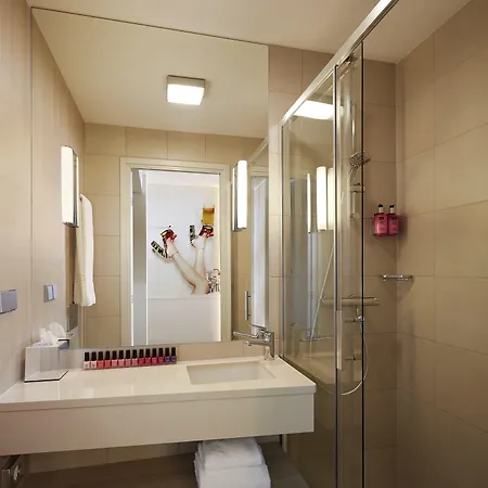 Moxy 4*