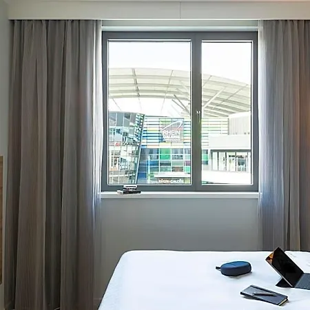 Отель Moxy 4*