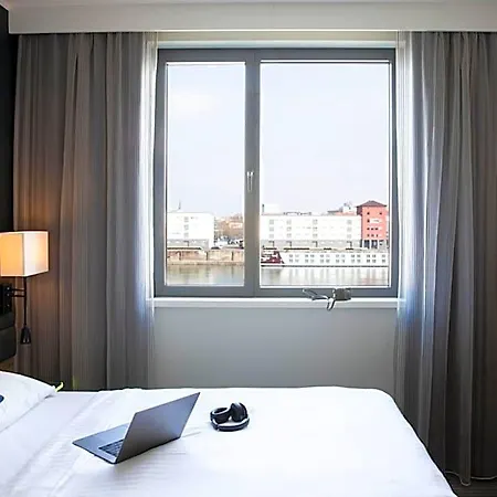 Отель Moxy 4*