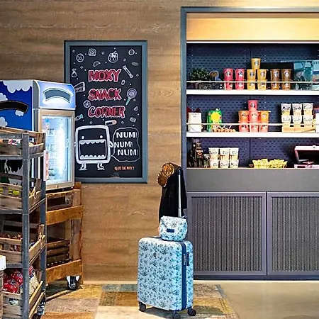 Отель Moxy 4*