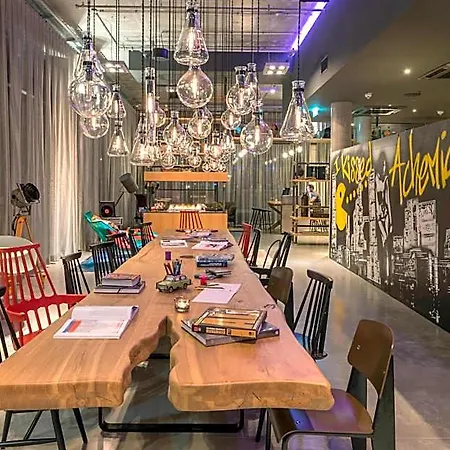 Moxy Отель