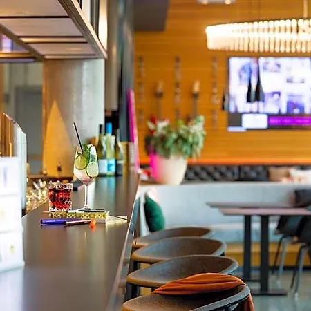 Moxy 4*